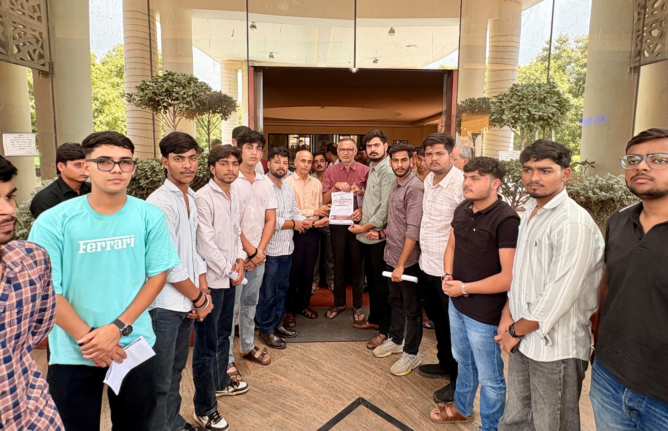 गौतम बुद्ध विश्वविद्यालय में अखिल भारतीय विद्यार्थी परिषद का प्रदर्शन:परिषद ने दिया अनिश्चितकालीन धरने का अल्टीमेटम