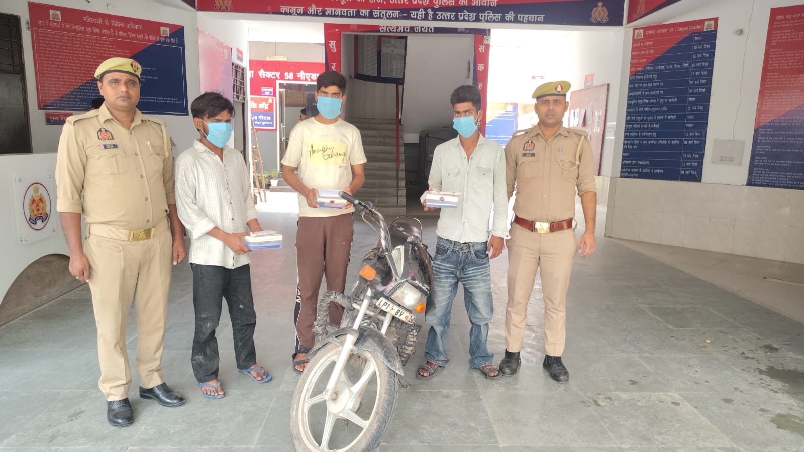 बाइक से घूमकर मोबाइल झपटने वाले तीन बदमाश गिरफ्तार, स्नैचिंग के तीन मोबाइल मिले