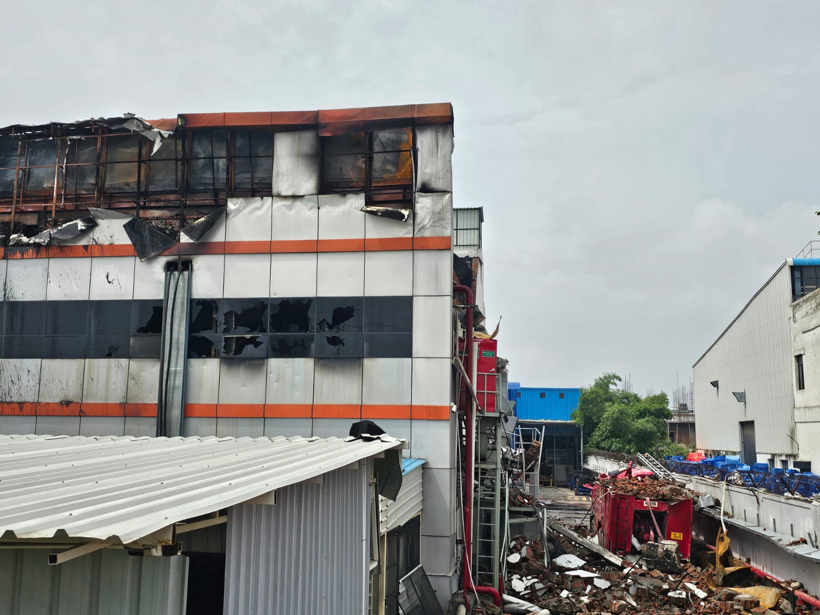 इलेक्ट्रॉनिक चिप बनाने वाली कंपनी में भीषण आग, रेस्क्यू के दौरान दो फायरकर्मियों की मौत