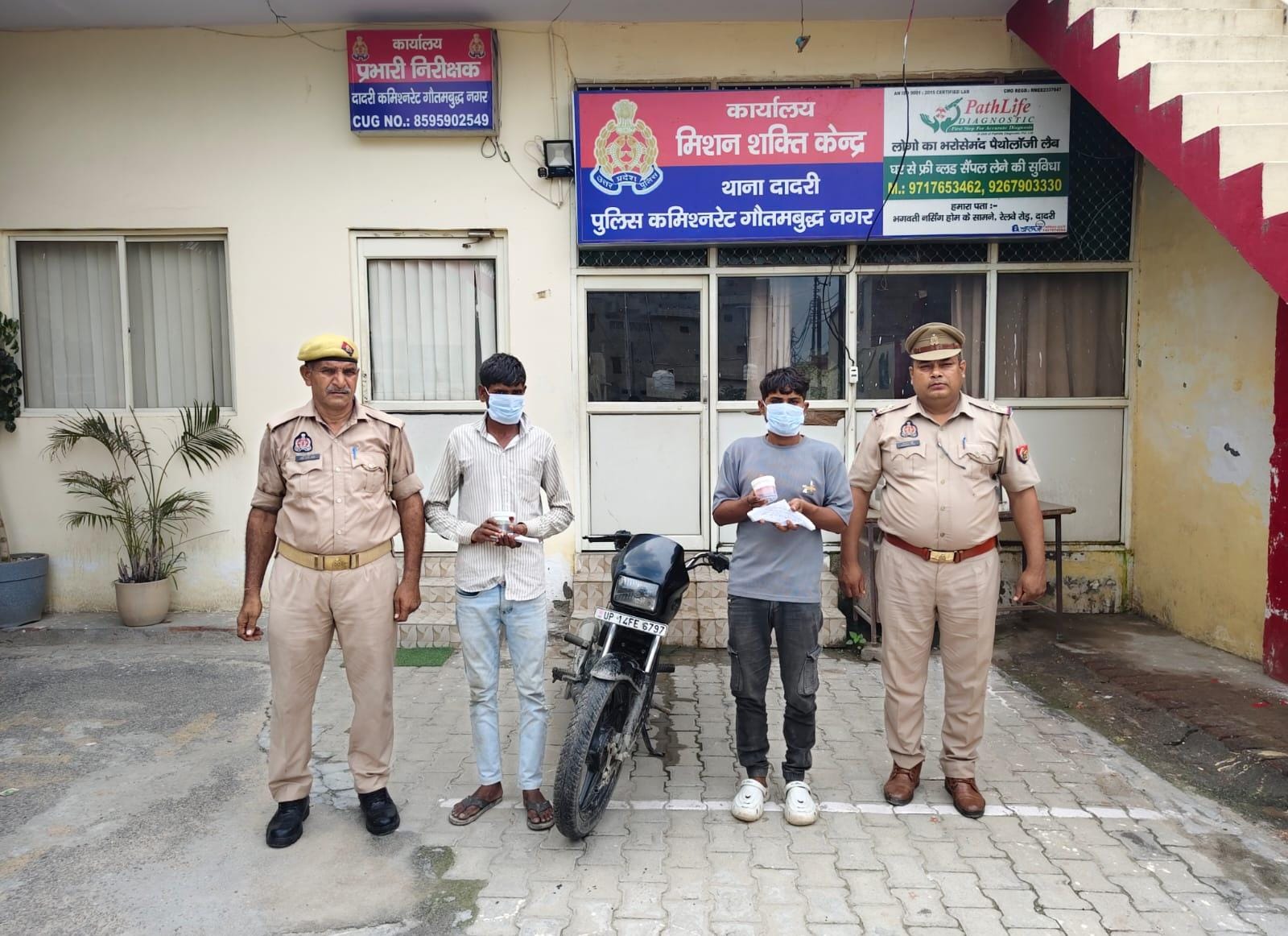 ग्रेटर नोएडा में दो शातिर स्नैचर गिरफ्तार, चोरी के आभूषण व अवैध हथियार मिले