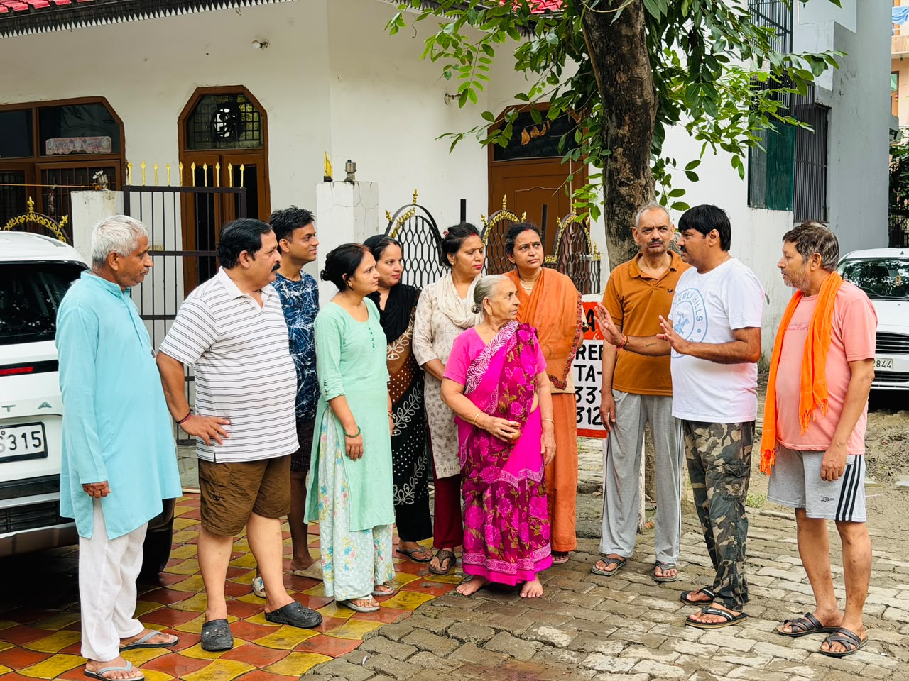 सोसायटी से लेकर सेक्‍टर तक पानी बना परेशानी:बूंद-बूंद पानी के लिए तरसे महागुन मायवुड्स सोसायटी के लोग