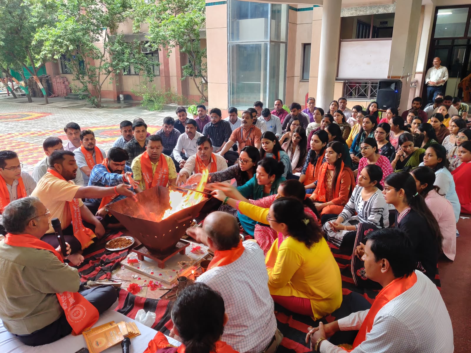 ईशान इंस्टीट्यूट ने हवन यज्ञ के साथ मनाया 32वां स्थापना दिवस : विद्यार्थियों के उज्ज्वल भविष्य व सुख-समृद्धि की कामना