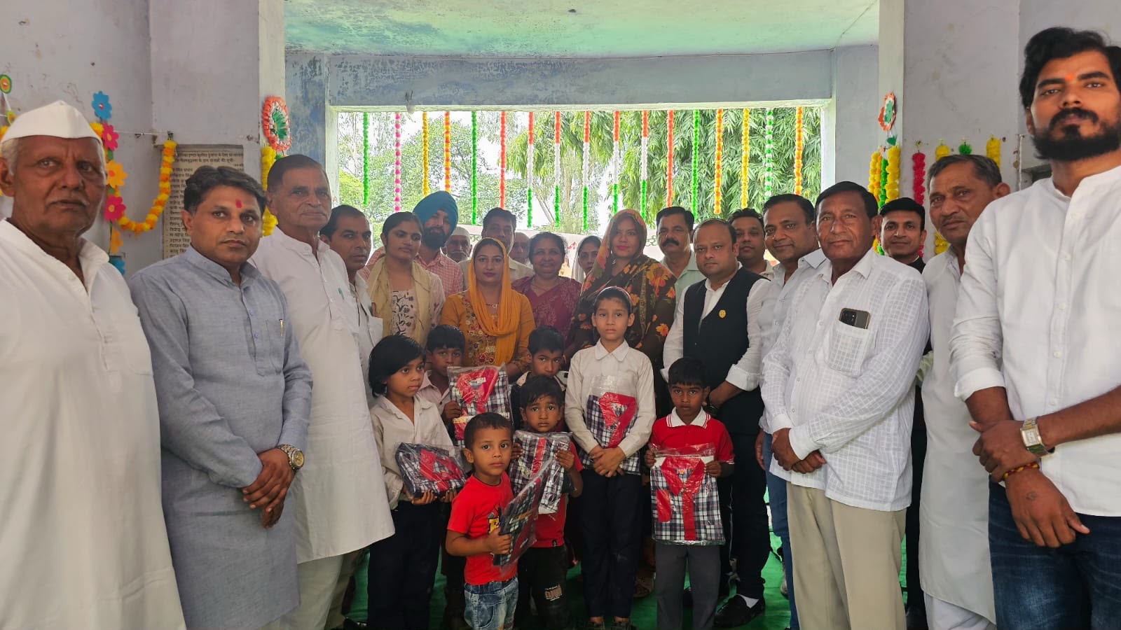रोटरी क्लब ग्रीन ग्रेटर नोएडा ने किया स्‍कूल ड्रेस का वितरण:रामकौर बालिका हाई स्कूल दुजाना के 100 बच्चों को मिला लाभ