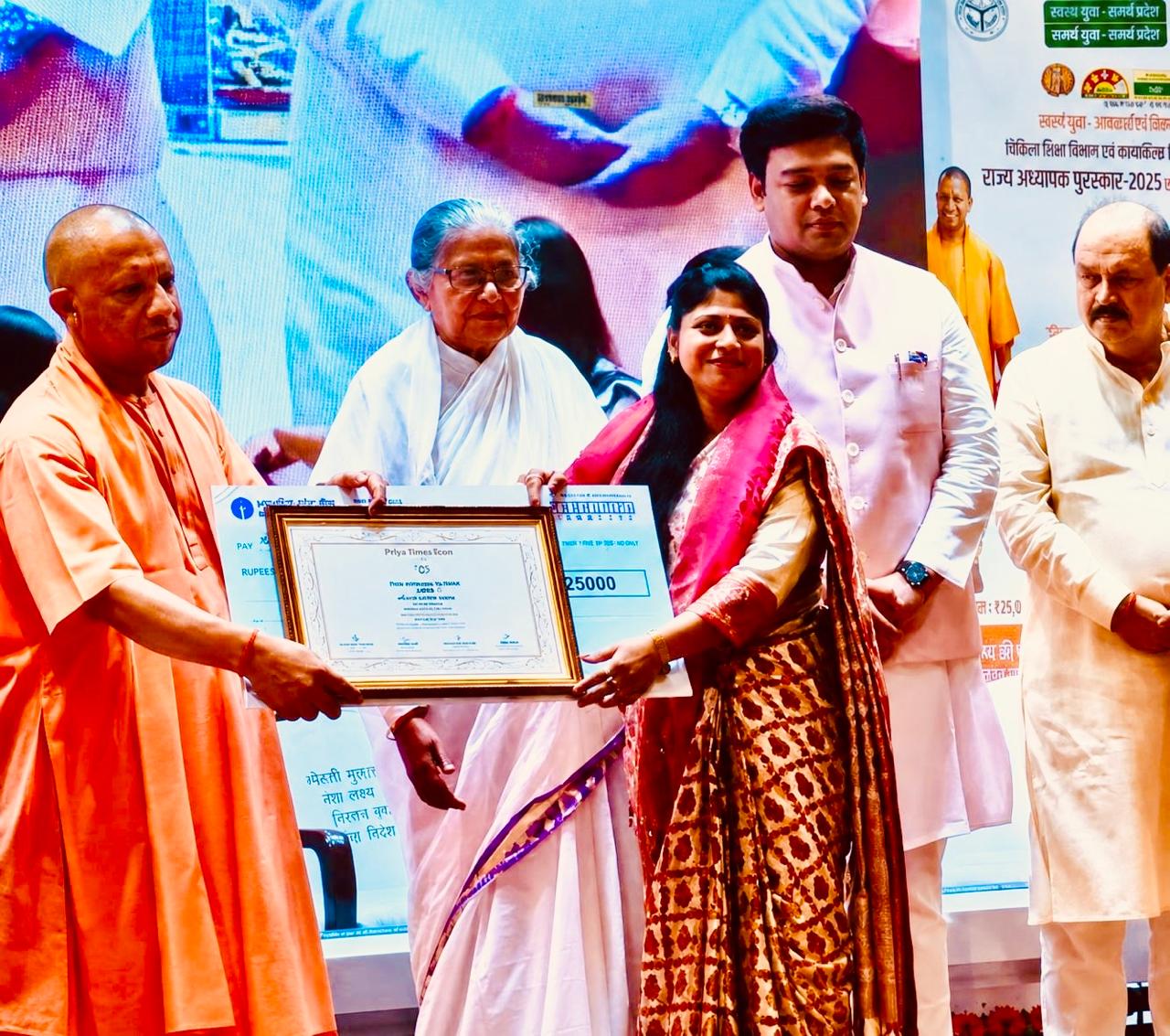मुख्‍यमंत्री ने गौतमबुद्ध नगर की शिक्षिका को किया सम्‍मानित:अध्‍यापिका अर्चना पांडेय को मिला राज्य स्तरीय सम्मान