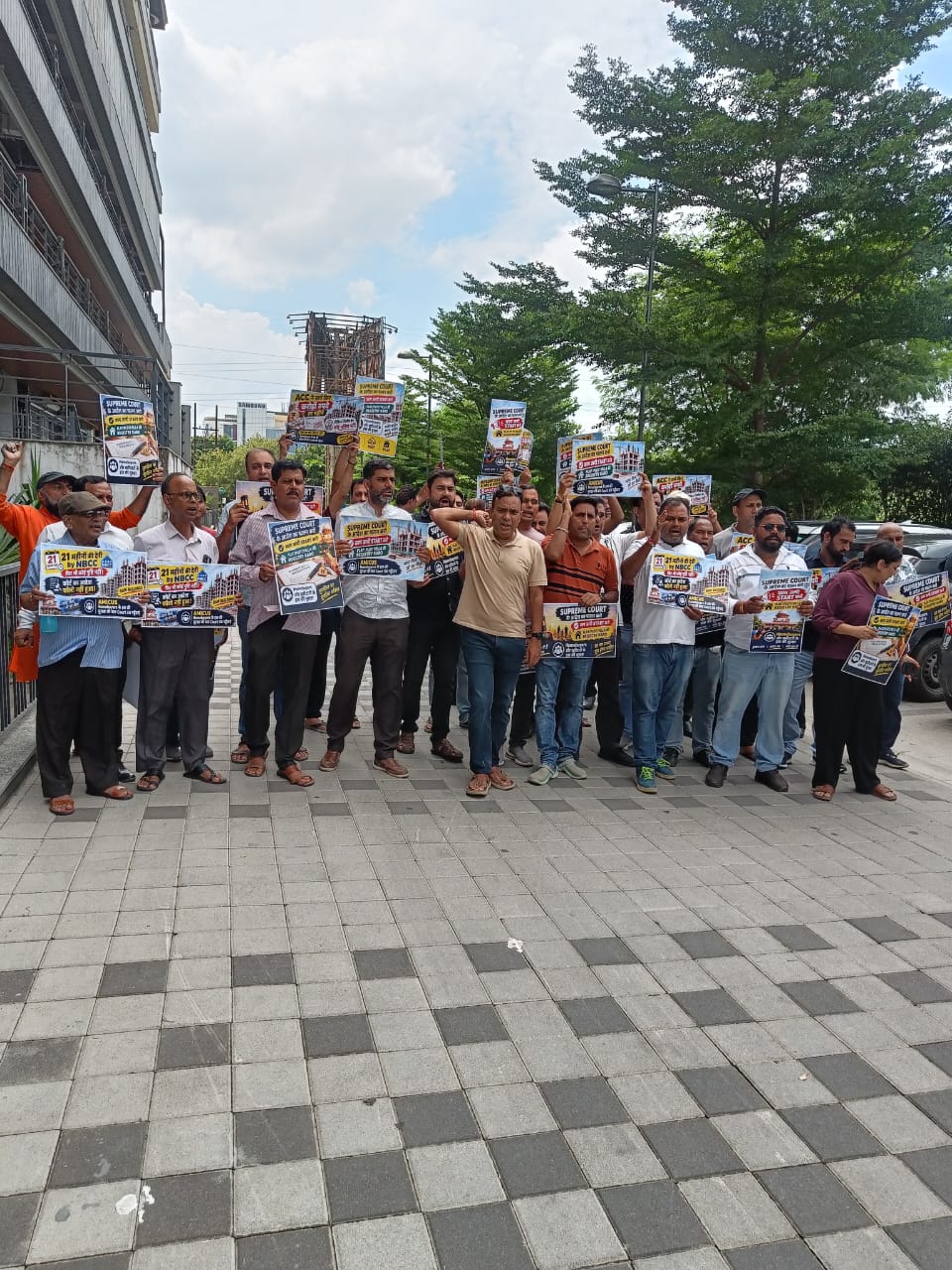 सुपरटेक अपकंट्री के होमबायर्स ने किया प्रदर्शन:जल्द काम शुरू कराने व रुकी रजिस्ट्री खोलने की मांग