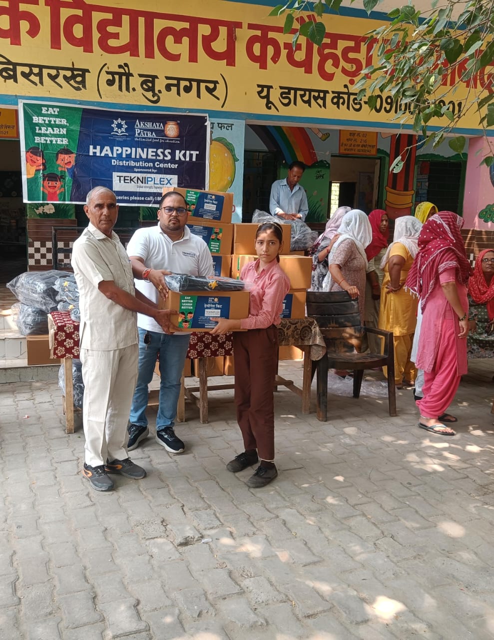 73 विद्यार्थियों को शैक्षिक किट एवं राशन सामग्री वितरित:प्राथमिक विद्यालय कचेडा बरसाबाद के विद्यार्थी हुए खुश