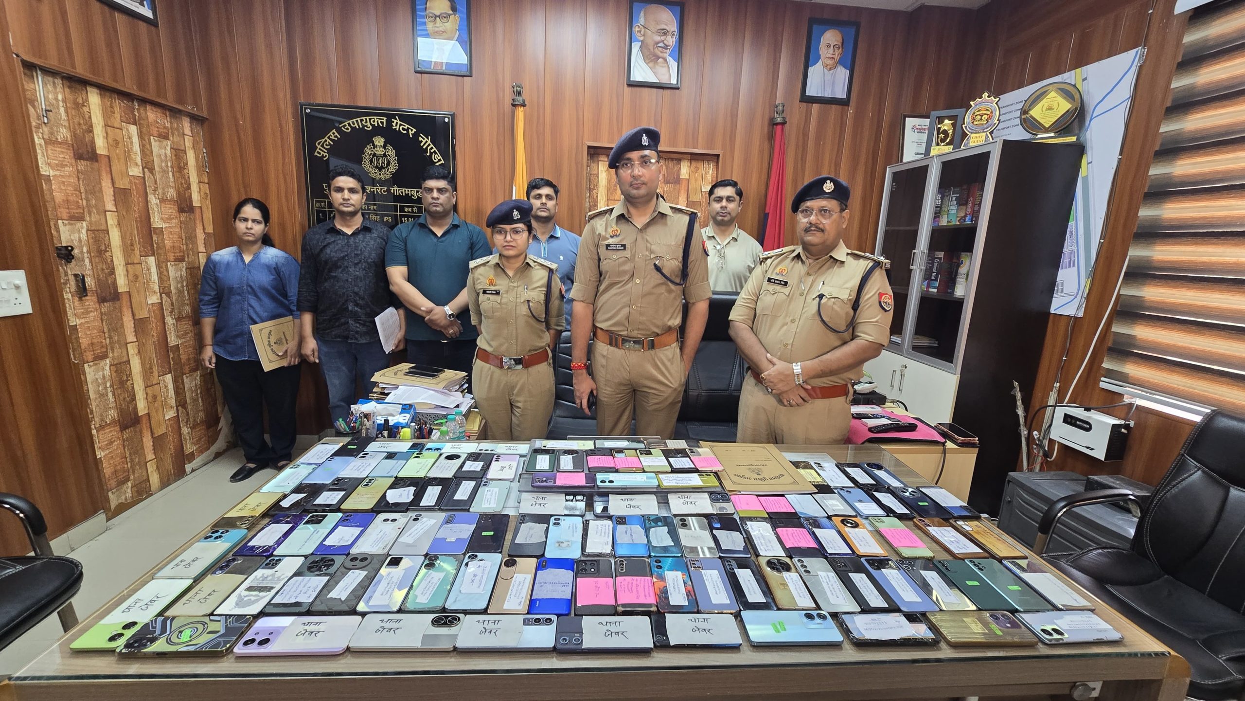 21 लाख रुपये के 104 मोबाइल पाकर मालिकों के चेहरे खिले