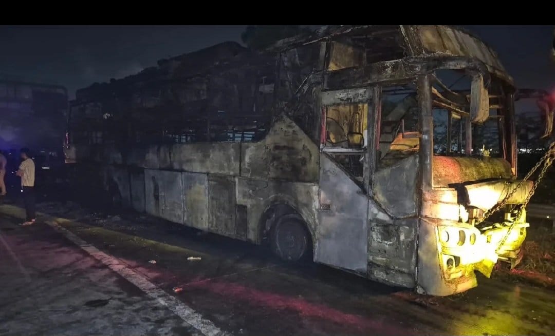 यमुना एक्सप्रेसवे पर स्लीपर बस अग्निकांड में चालक और परिचालक गिरफ्तार, मुख्यमंत्री ने की 2-2 लाख के मदद की घोषणा