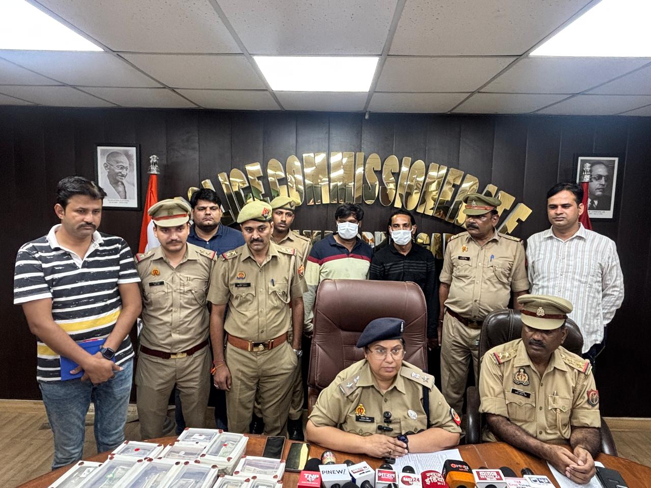 नोएडा की सोसाइटी के फ्लैटों में चोरी करने वाला गिरोह पकड़ा, कैप और मास्क लगाकर करते थे रेकी