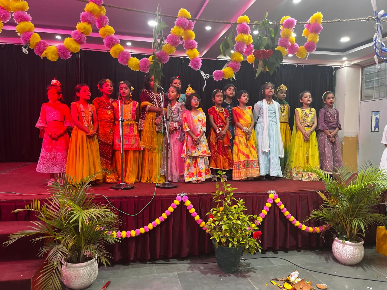 दिल्ली वर्ल्ड पब्लिक स्कूल में जन्माष्टमी समारोह:कृष्‍ण व राधा के रूप में नजर आए छात्र-छात्राएं