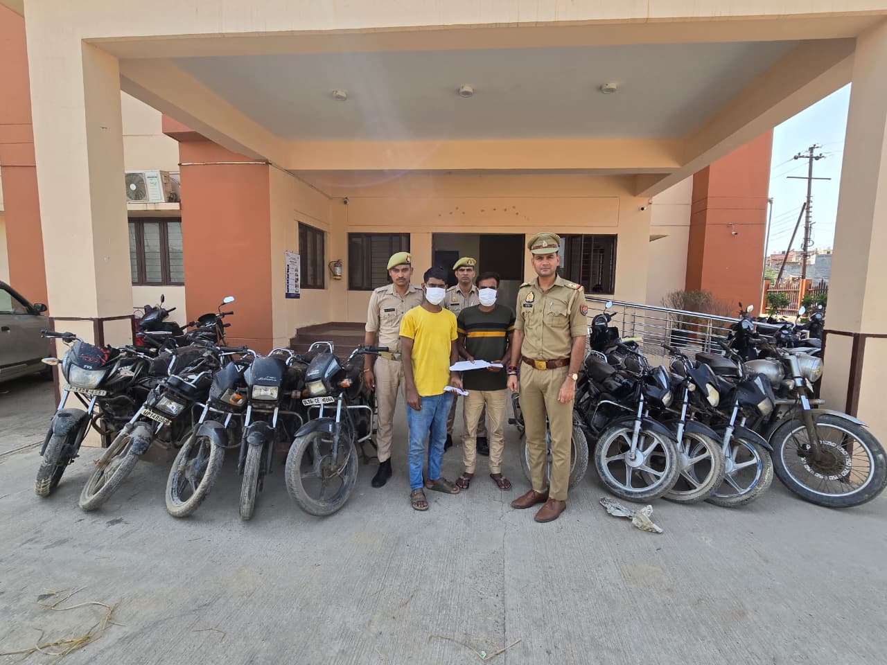 वाहन चोरी करने वाले अंतरराज्यीय गिरोह का पर्दाफाश, दो गिरफ्तार:10 मोटरसाइकिल और फर्जी नंबर प्लेट बरामद
