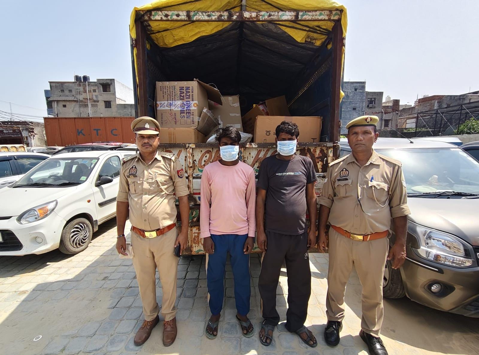 ग्रेटर नोएडा में चार लाख के अवैध पटाखे बरामद, बुलेरो पिकअप में लादकर ले जा रहे थे पटाखे