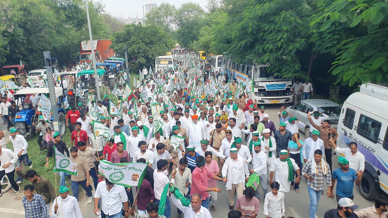 अनिश्‍चितकालीन धरने पर बैठे हजारों किसान:धरना स्‍थल पर पहुंचकर राकेश टिकैत ने भरा जोश