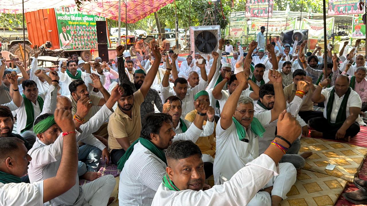 तीनों प्राधिकरण पर रात भर धरने पर बैठे रहे किसान:राकेश टिकैत के आह्वान पर चल रहा अनिश्चितकालीन धरना