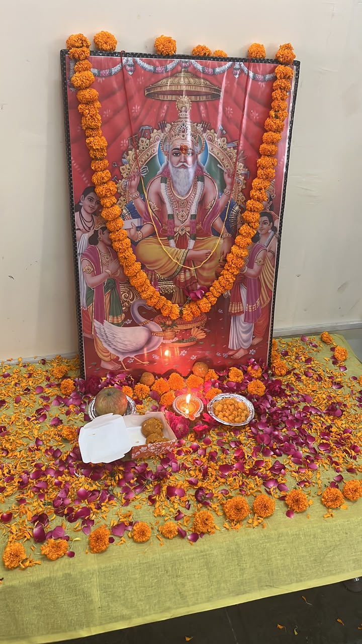 एक्यूरेट कॉलेज में उत्साह से मनाई गई विश्वकर्मा पूजा:नवाचार को राष्ट्र निर्माण से जोड़ने का दिया संदेश