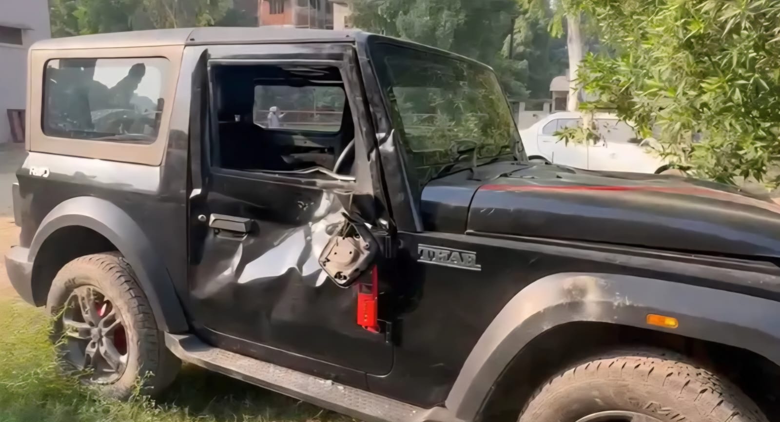 ग्रेटर नोएडा वेस्ट में तेज रफ्तार थार ने स्कूटी सवार दंपती को मारी टक्कर, पति की हो गई मौत