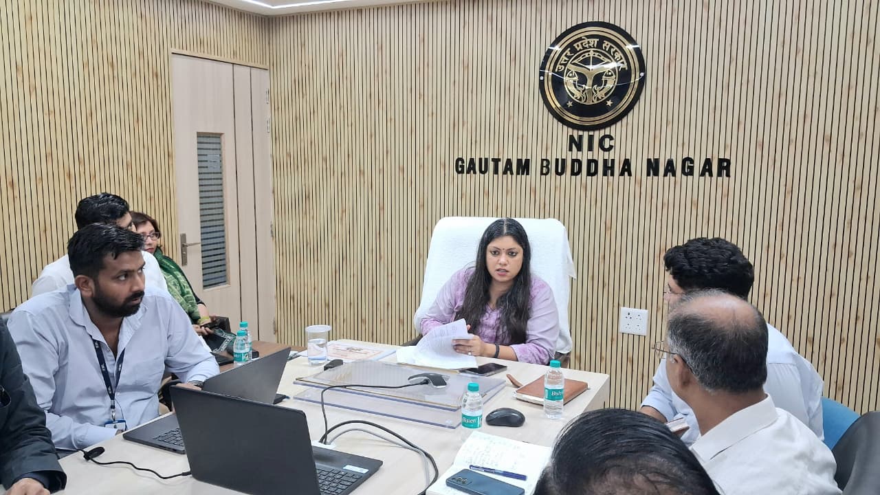 यूपी इंटरनेशनल ट्रेड शो की तैयारियां तेज:डीएम ने शिक्षण संस्‍थानों के प्रबंधन के साथ की बैठक