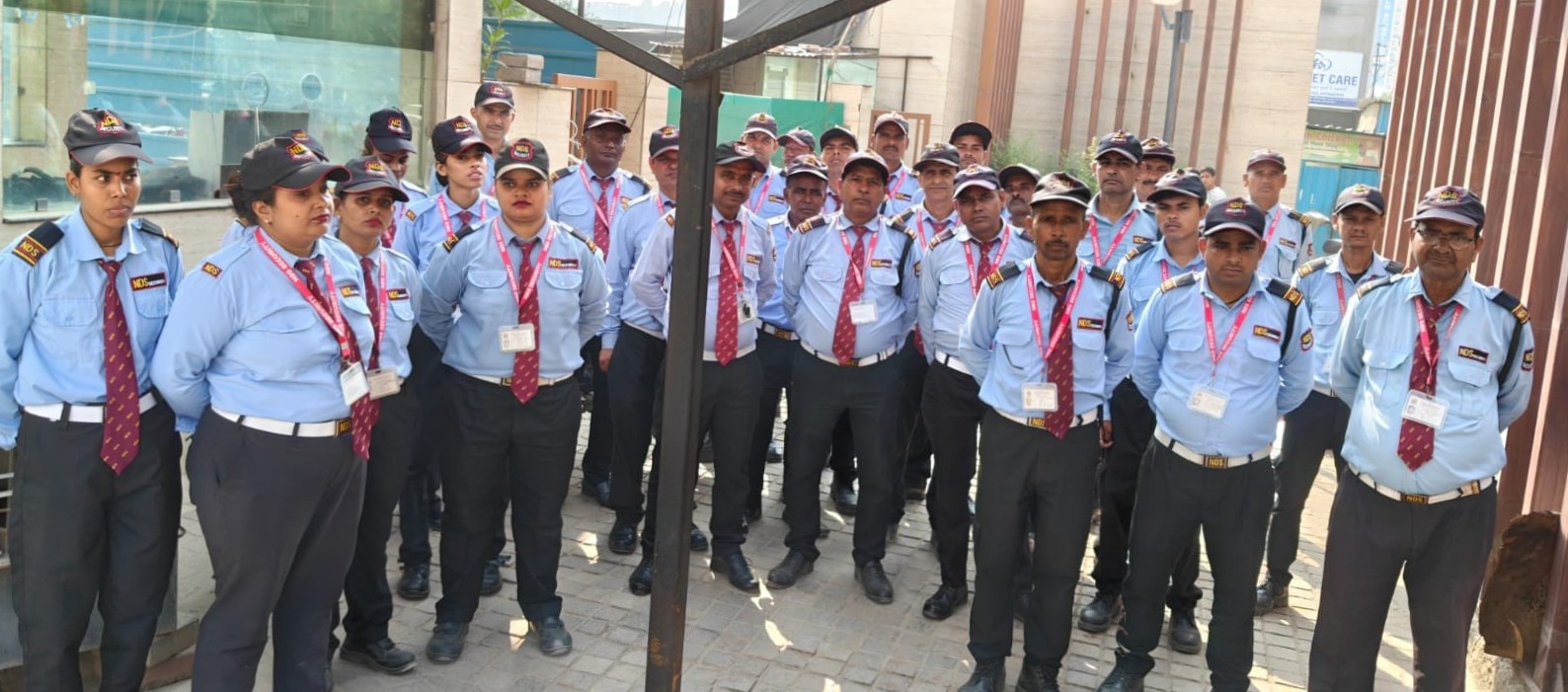 ग्रेटर नोएडा वेस्ट में सैलरी नहीं मिलने पर महागुन मायवुड्स के स्टाफ ने की हड़ताल