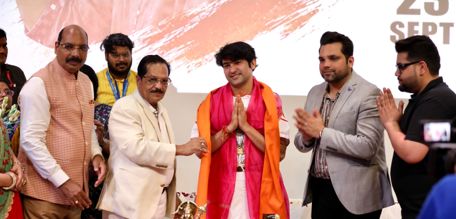 माइंड सेट-लाइफ सेट कार्यक्रम में शारदा यूनिवर्सिटी पहुंचे धीरेंद्र शास्‍त्री:धीरेंद्र शास्‍त्री ने कहा मन ही  कामों की दिशा तय करता