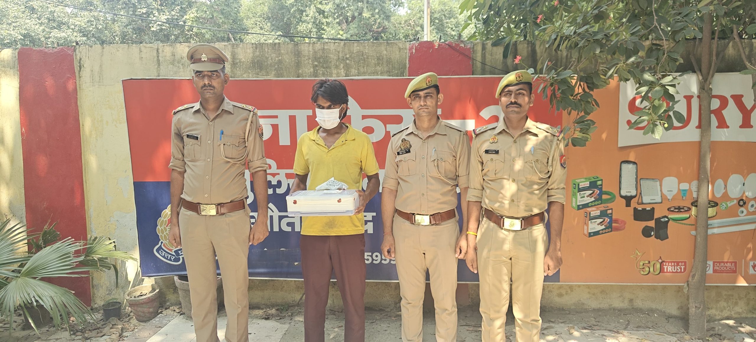 Apple मैकबुक-आईपैड के साथ दस हजार के इनामी बदमाश को पुलिस ने दबोचा