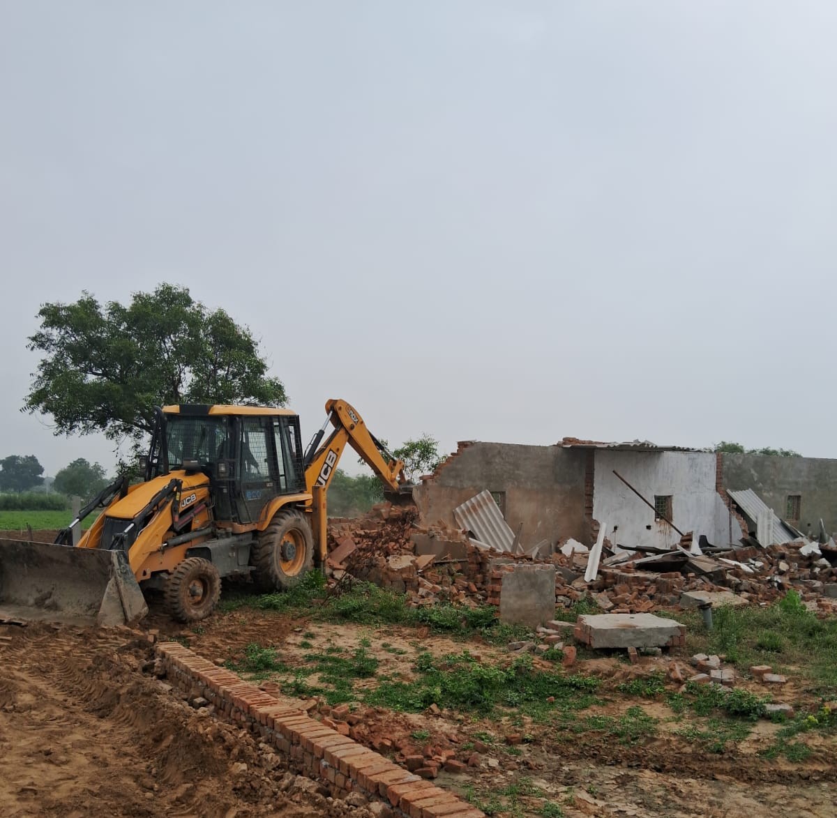 ग्रेटर नोएडा वेस्ट में अवैध प्लॉटिंग पर चला बुलडोजर, 40 करोड़ की 20 हजार वर्ग मीटर जमीन कराई अतिक्रमण मुक्त