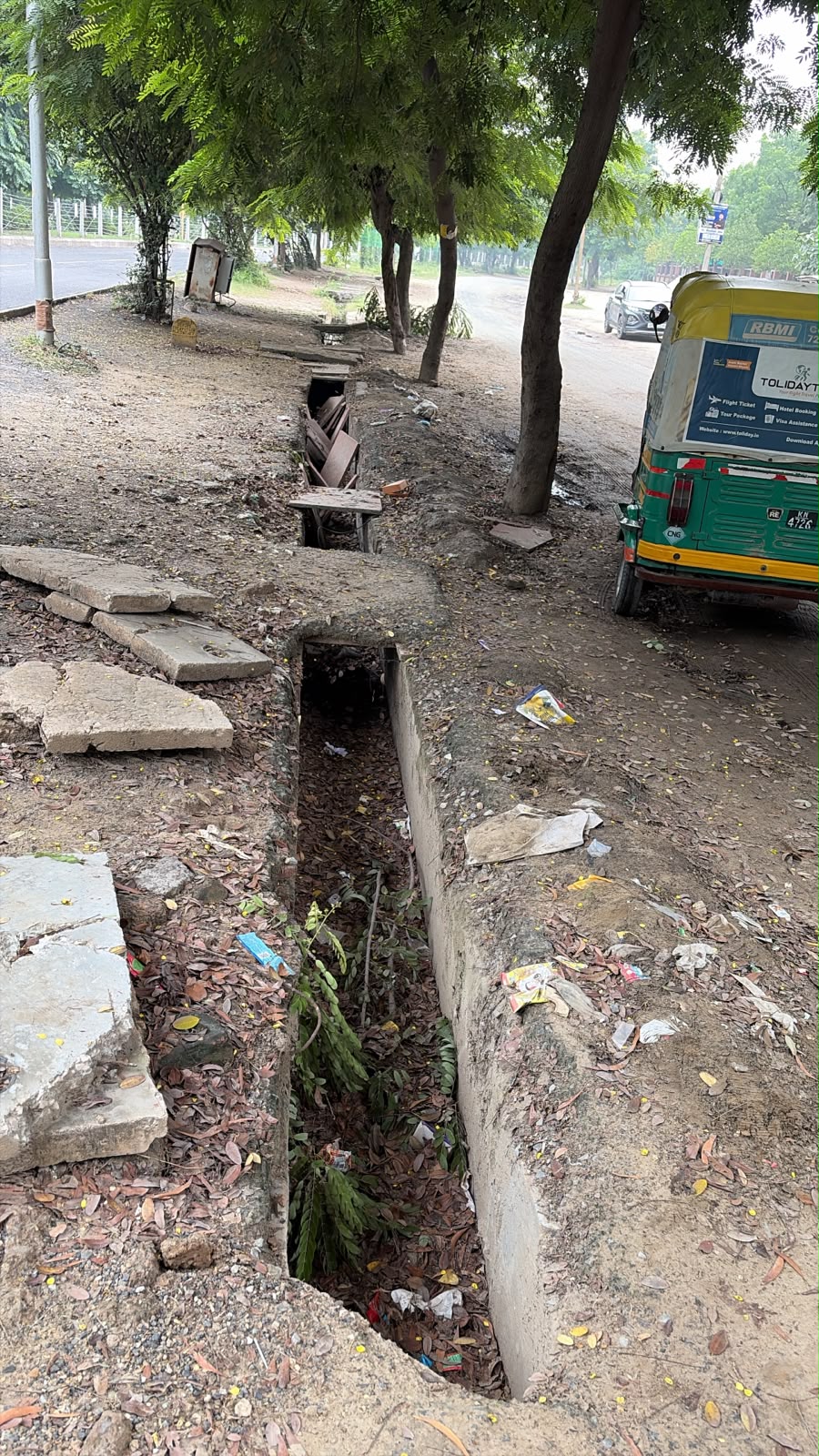 जीसस एंड मेरी स्‍कूल के सामने दुर्घटना का खतरा:खुली नालियों के कारण कभी भी हो सकती है घटना