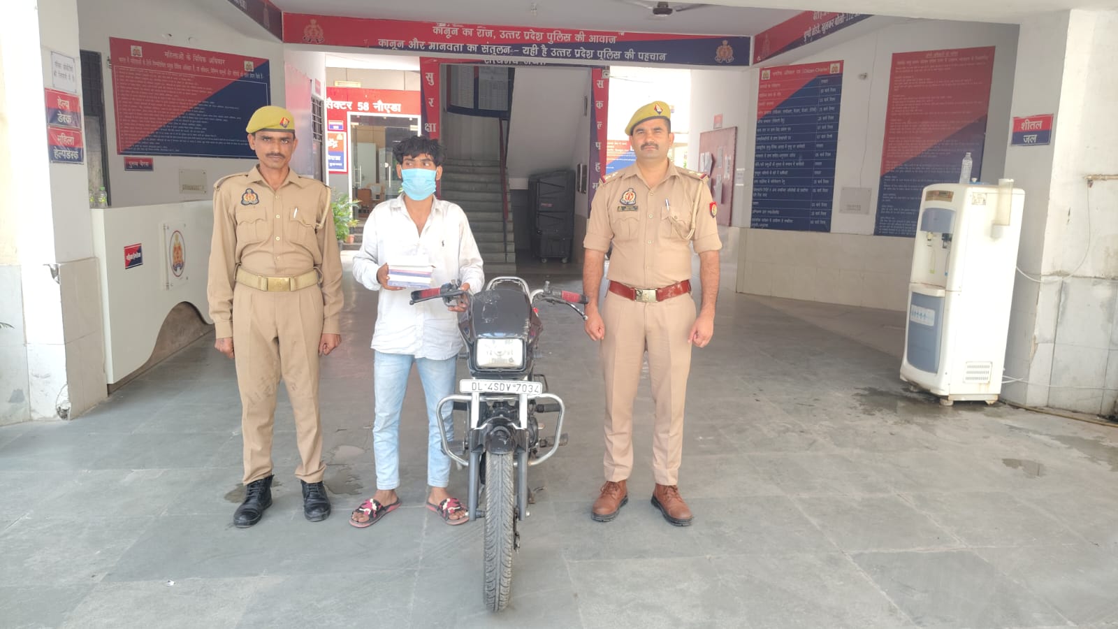 राहगीरों से मोबाइल स्नेचिंग करने वाला शातिर गिरफ्तार, खोड़ा में बनाया हुआ था ठिकाना