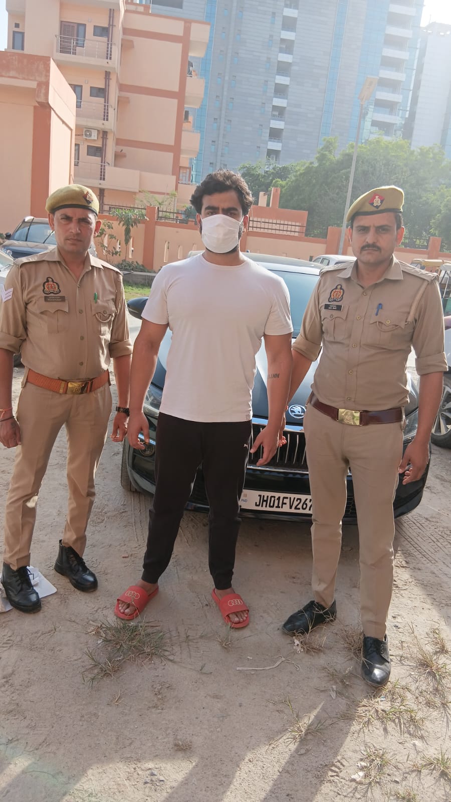 SKODA सवार ने तोड़ा सोसाइटी का बूम बैरियर, पुलिस ने हवालात भेजकर सिखाया सबक