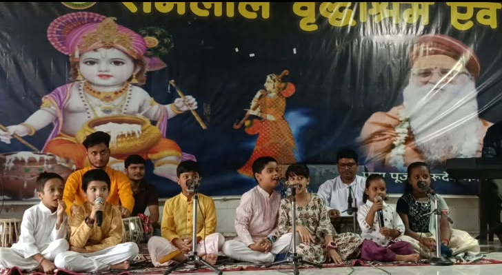 वृद्धजन दिवस पर वृद्धाश्रम में गूंजा भक्ति का स्वर:वृद्धजनों ने मनाई गांधी व शास्त्री की जयंती