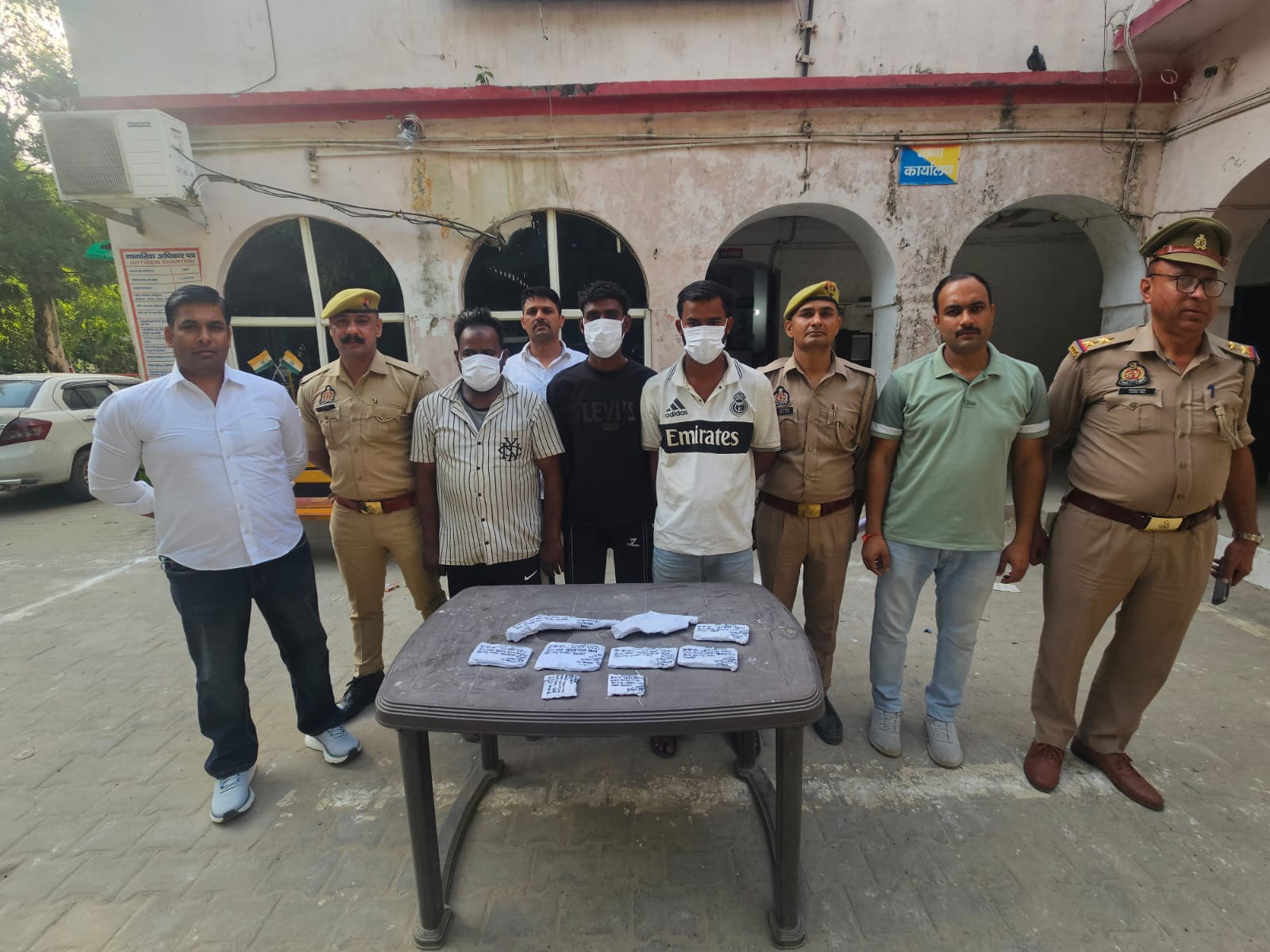 ग्रेटर नोएडा वेस्ट में स्नैचिंग करने वाले गिरोह का पर्दाफाश, आईफोन-18 प्रो समेत पांच मोबाइल बरामद, तीन सदस्य गिरफ्तार