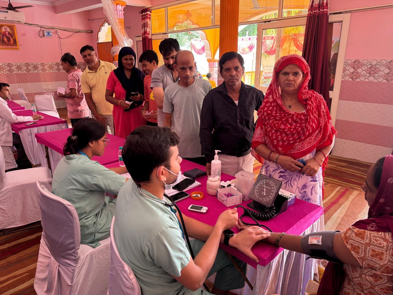 रोटरी क्लब ग्रीन ग्रेटर नोएडा ने लगाया स्वास्थ्य शिविर:शिविर में 350 से अधिक लोगों ने कराई जांच