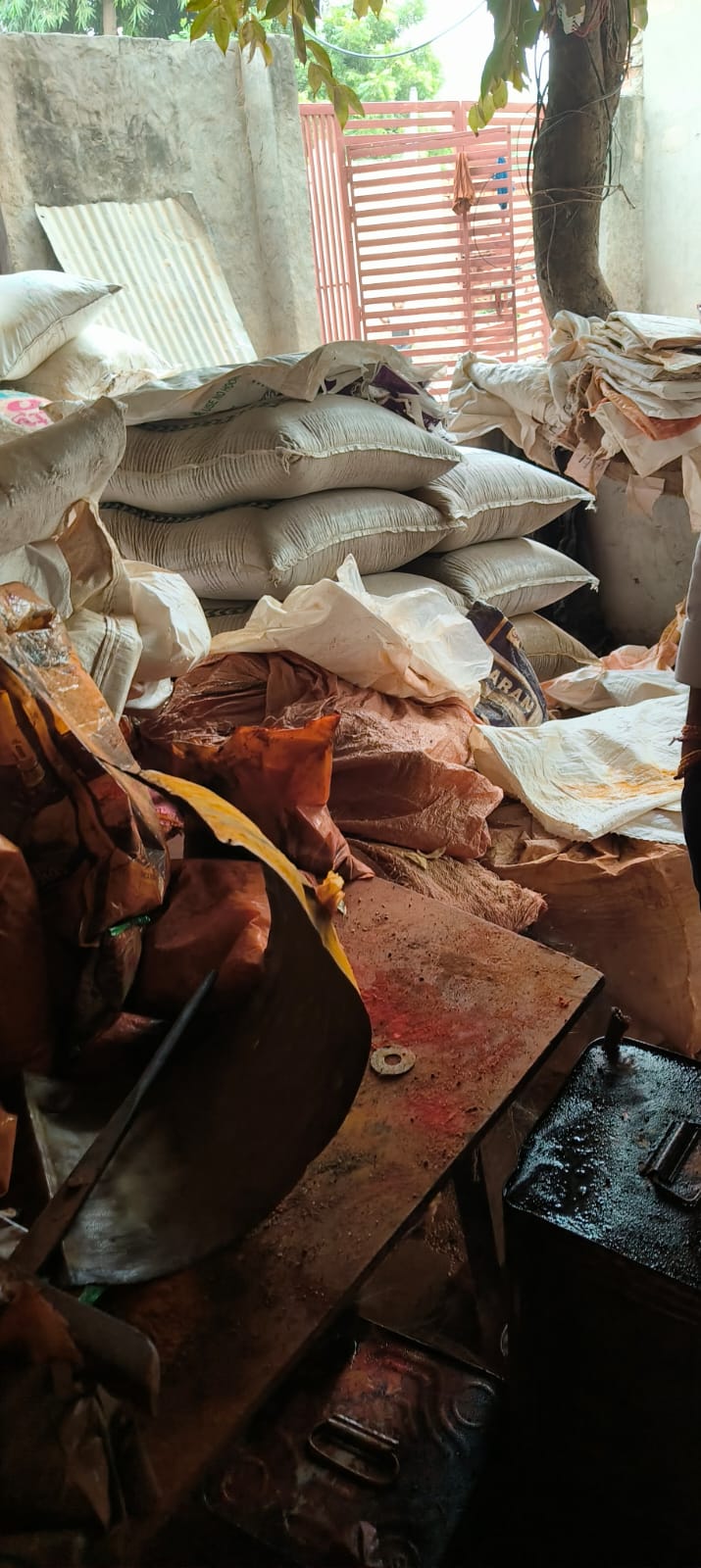 गौतमबुद्धनगर में नकली मसाला बनाने का चल रहा था खेल:धर्मेश इंडस्ट्रीज मसाला निर्माण इकाई पर बड़ी कार्रवाई