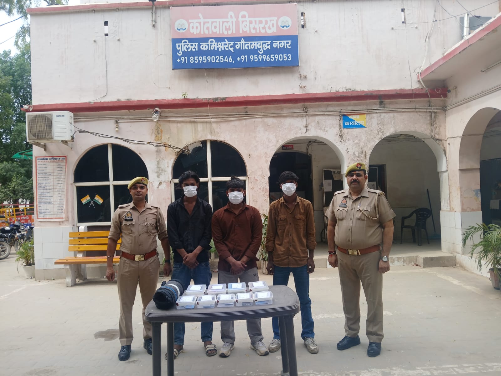 ग्रेटर नोएडा वेस्ट में साइबर ठगी करने वाले गिरोह का पर्दाफाश, तीन गिरफ्तार:दस्तावेजों में हेरा फेरी कर खुलवा लेते थे बैंक अकाउंट