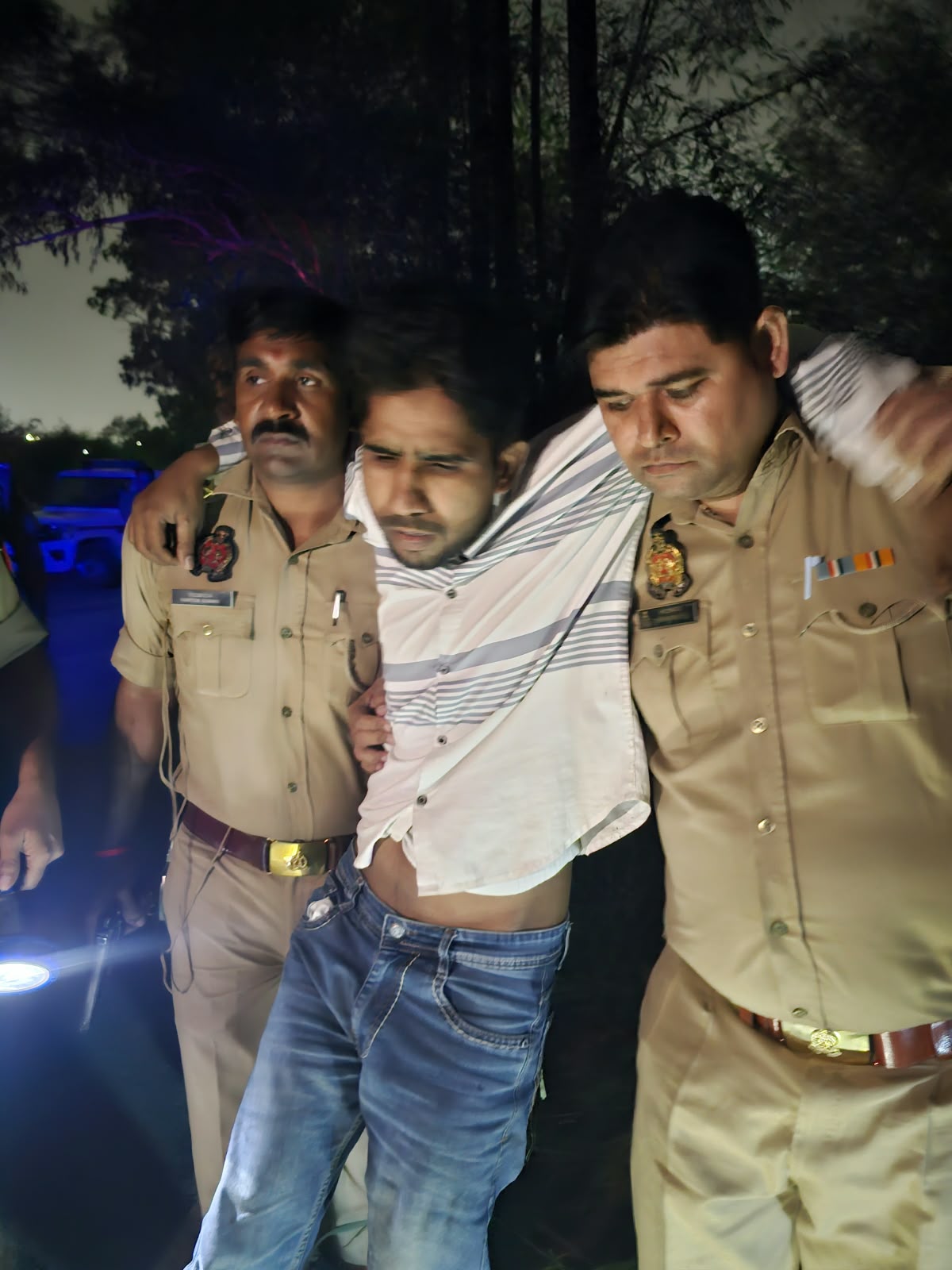 राहगीरों से चेन स्नैचिंग करने वाले बदमाशों को लगी गोली, 2.19 लाख रुपये भी हुए बरामद