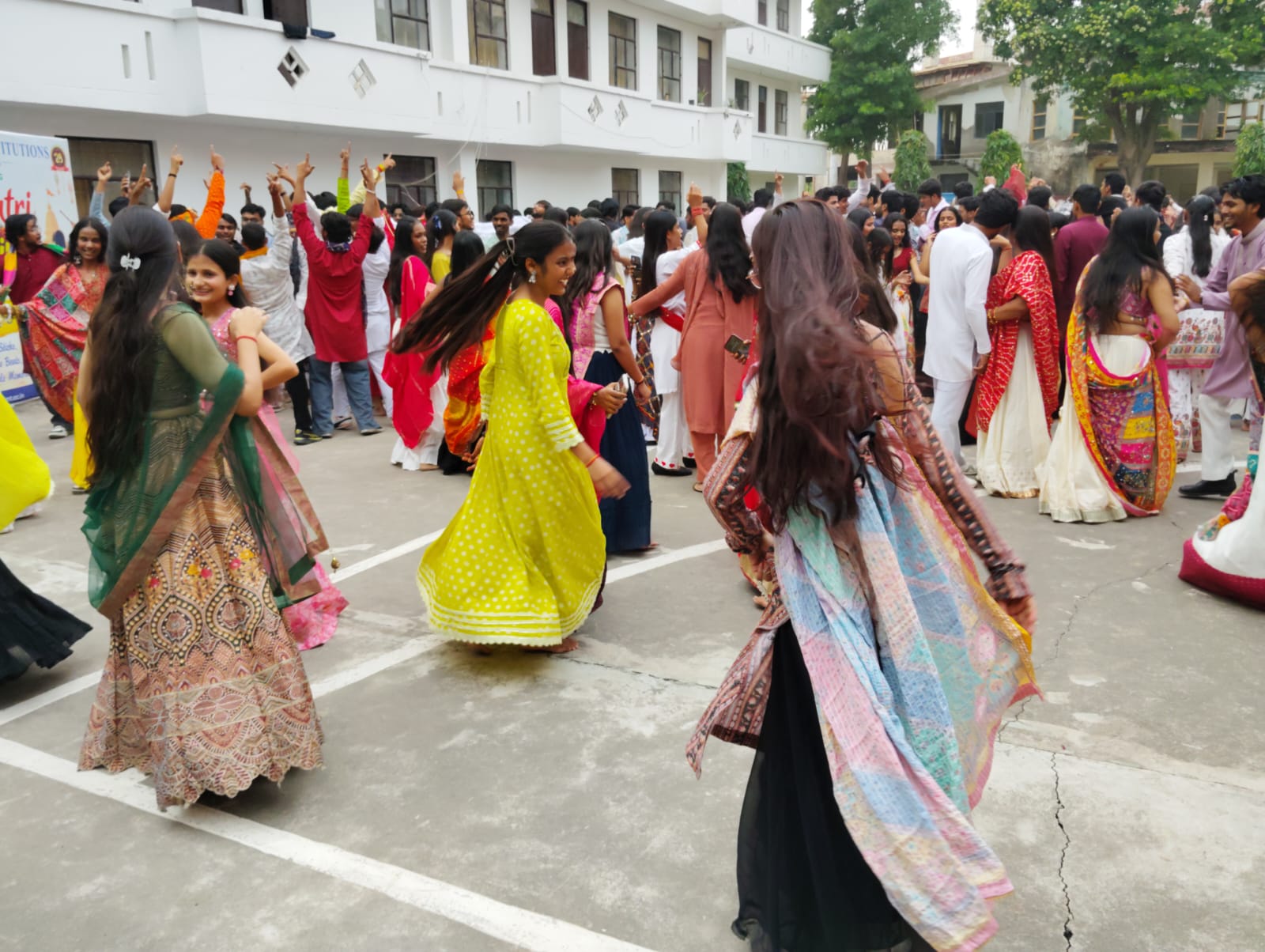 HIMT में हर्षोल्लास के साथ मनाया गया नवरात्रि उत्सव:डांडिया की धुन पर झूमे विद्यार्थी व शिक्षक