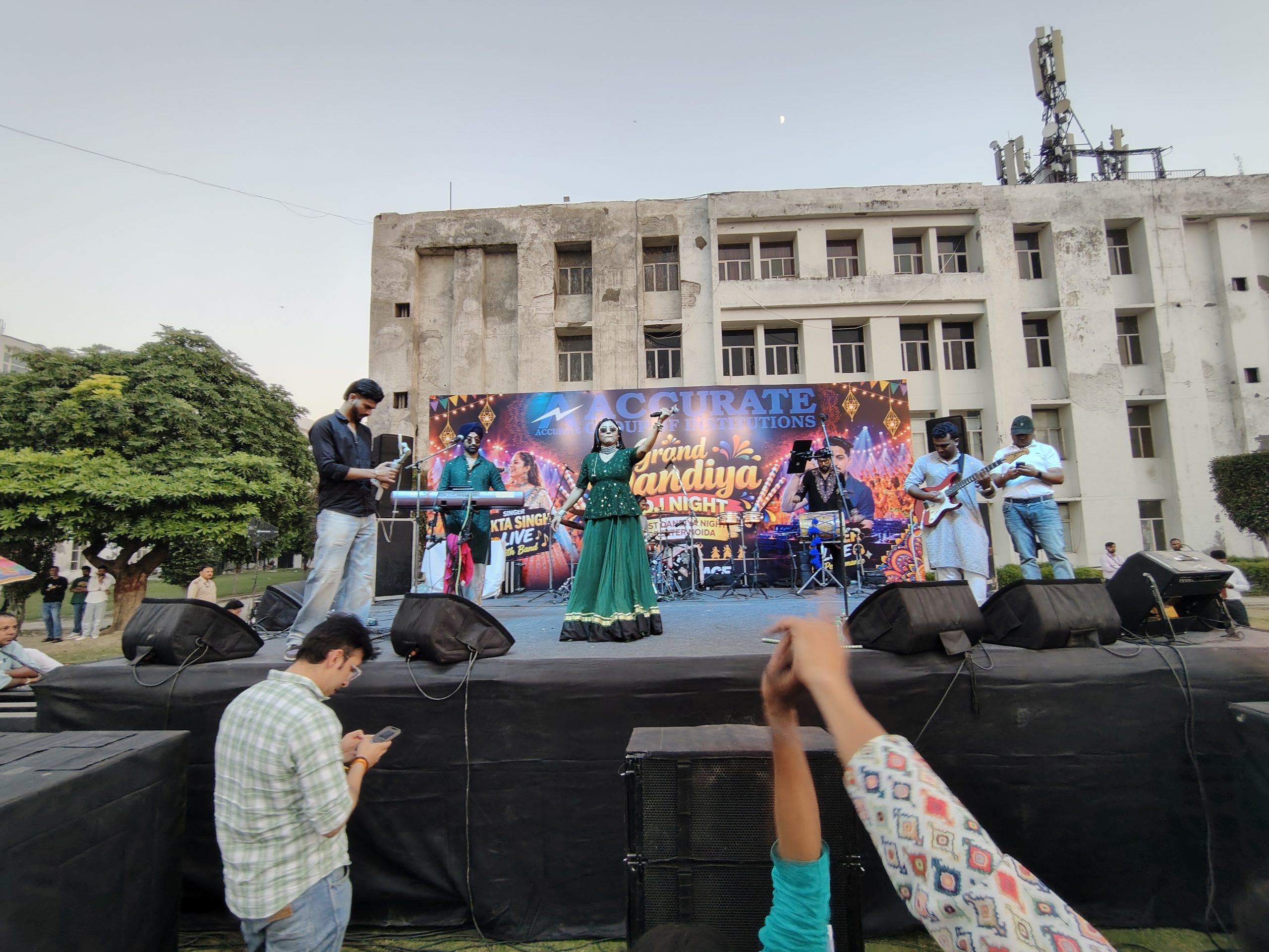एक्यूरेट कॉलेज में भव्य गरबा नाइट का आयोजन:गायिका एकता सिंह और डीजे धीर की प्रस्तुतियों पर झूमे विद्यार्थी