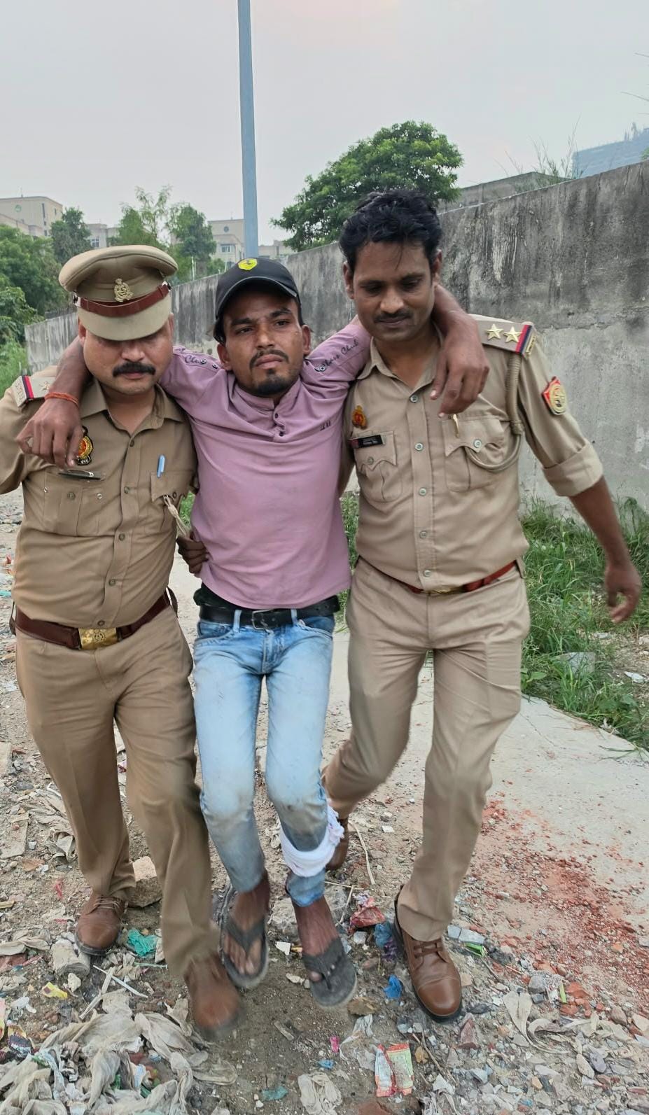 मुठभेड़ में पैर में गोली लगने से मोबाइल स्नैचर गिरफ्तार, लूट के 12 फोन बरामद