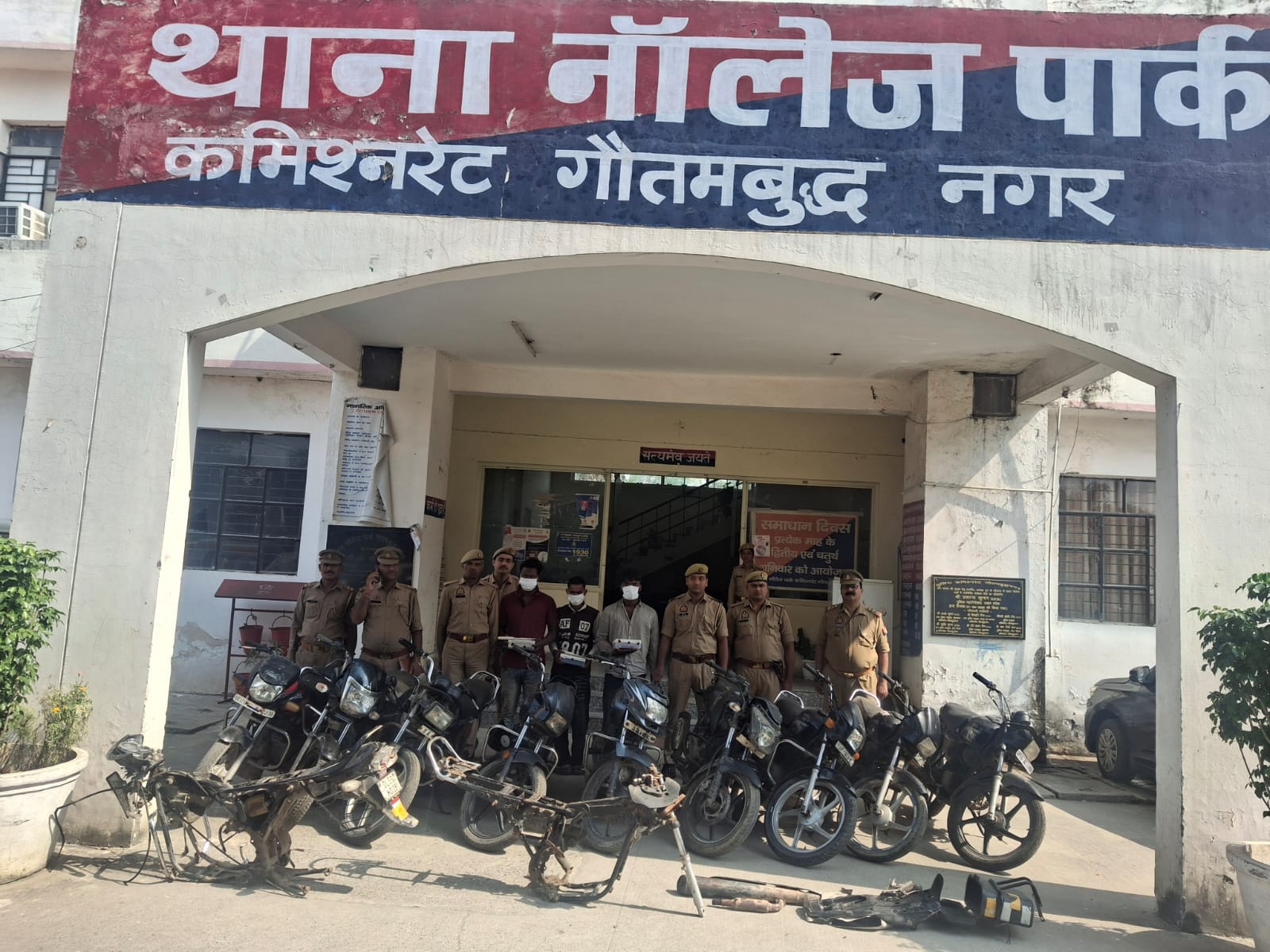 बाइक चोरी कर राहगीरों के मोबाइल छीनते थे, तीन गिरफ्तार ,11 मोटरसाइकिल और 10 फोन बरामद