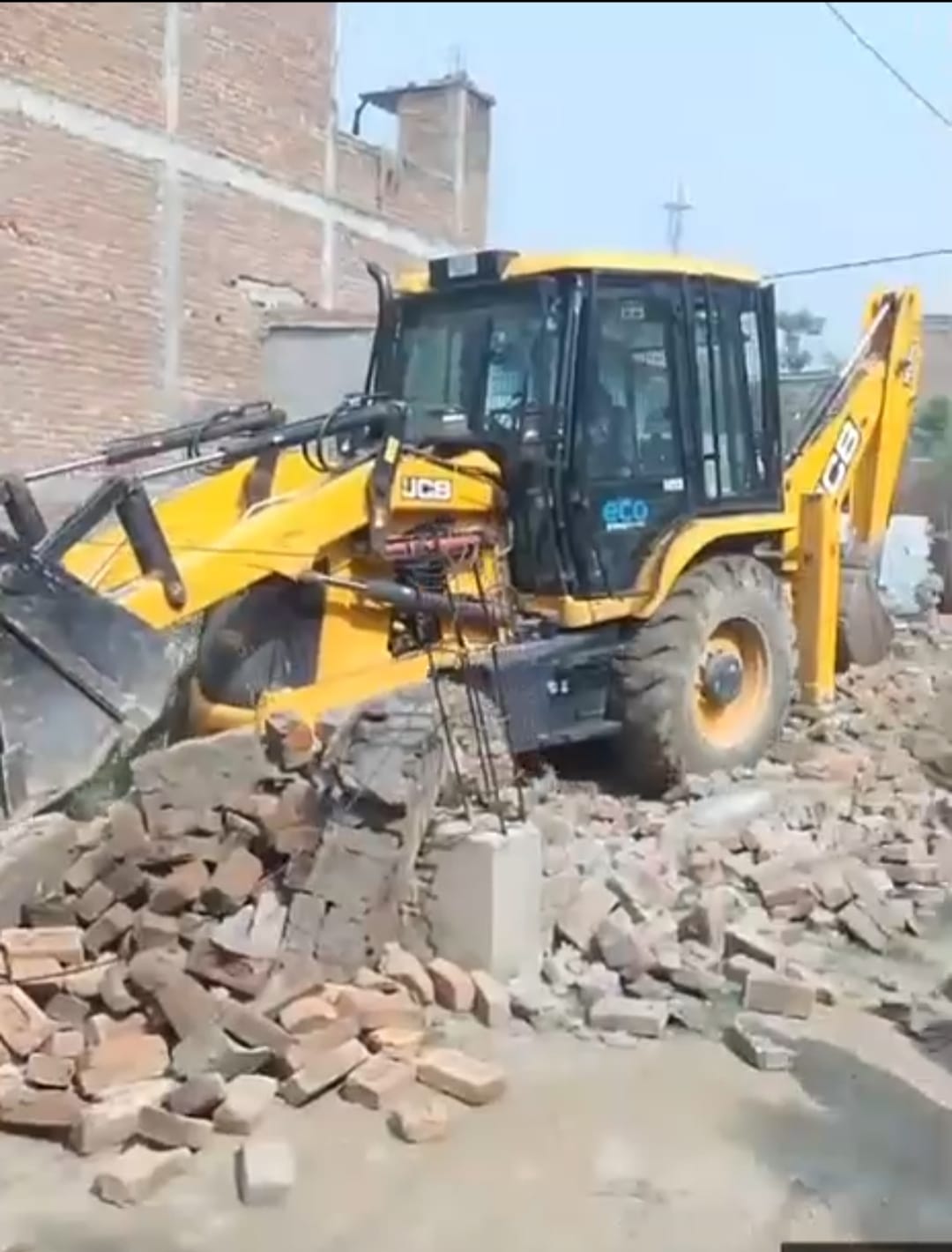 NGT की सख्ती के बाद हैबतपुर के डूब क्षेत्र में चला प्राधिकरण का बुलडोजर, 40 हजार वर्ग मीटर जमीन से अवैध निर्माण ध्वस्त