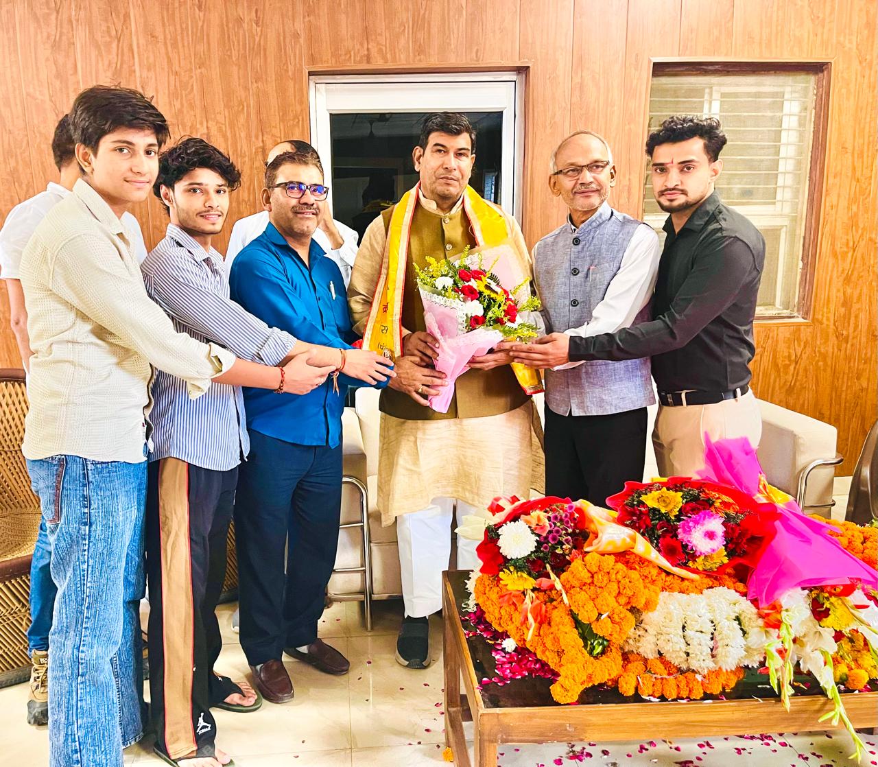 ऐतिहासिक जीत पर श्रीचंद शर्मा को दी बधाई:शिक्षक समाज के विश्वास की हुई अभूतपूर्व अभिव्यक्ति