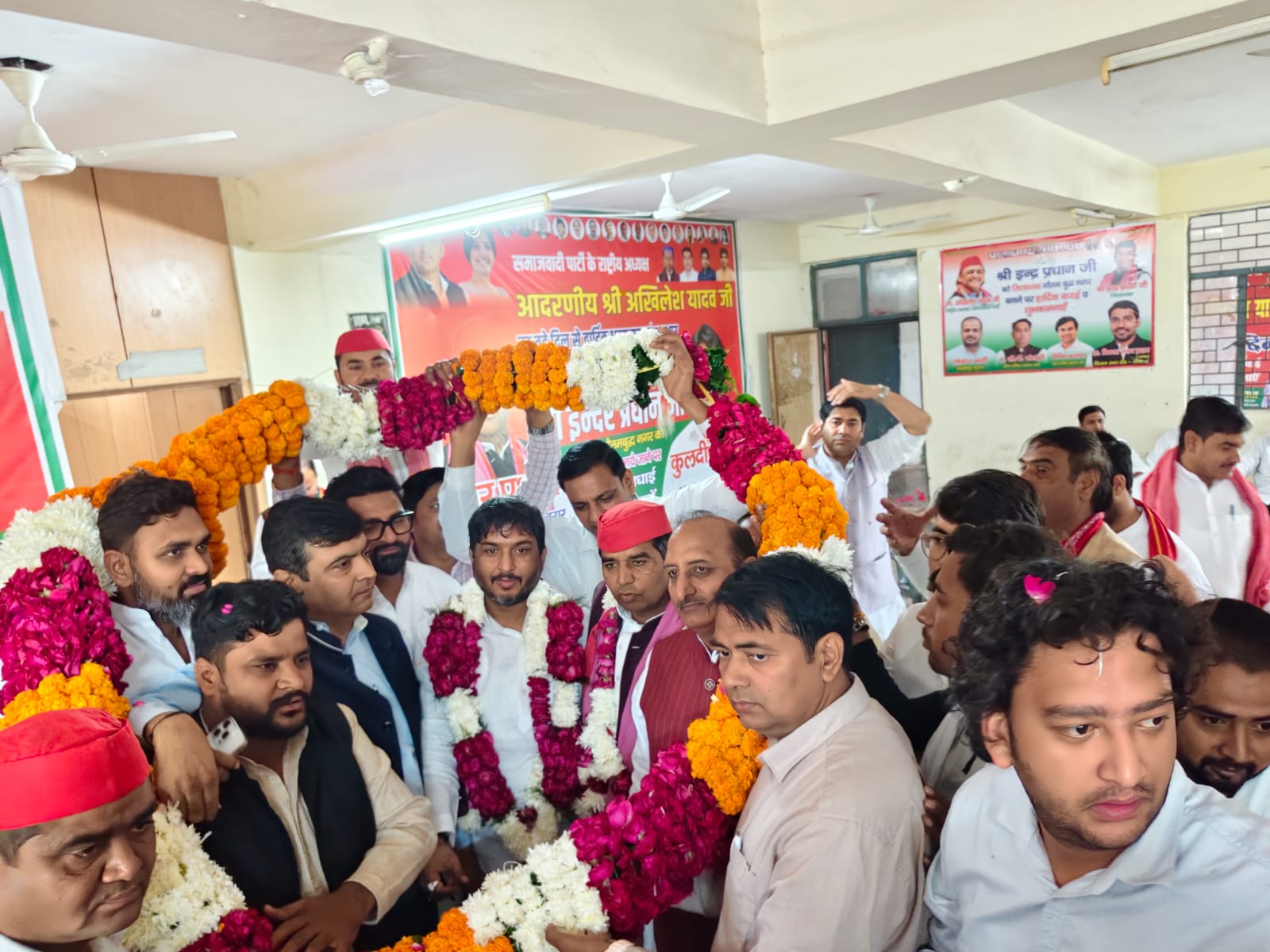 इंडिया गठबंधन की दिल्ली रैली को सफल बनाने के लिए समाजवादी पार्टी ने भरी हुंकार:पार्टी के सूरजपुर कार्यालय पर हुई बैठक
