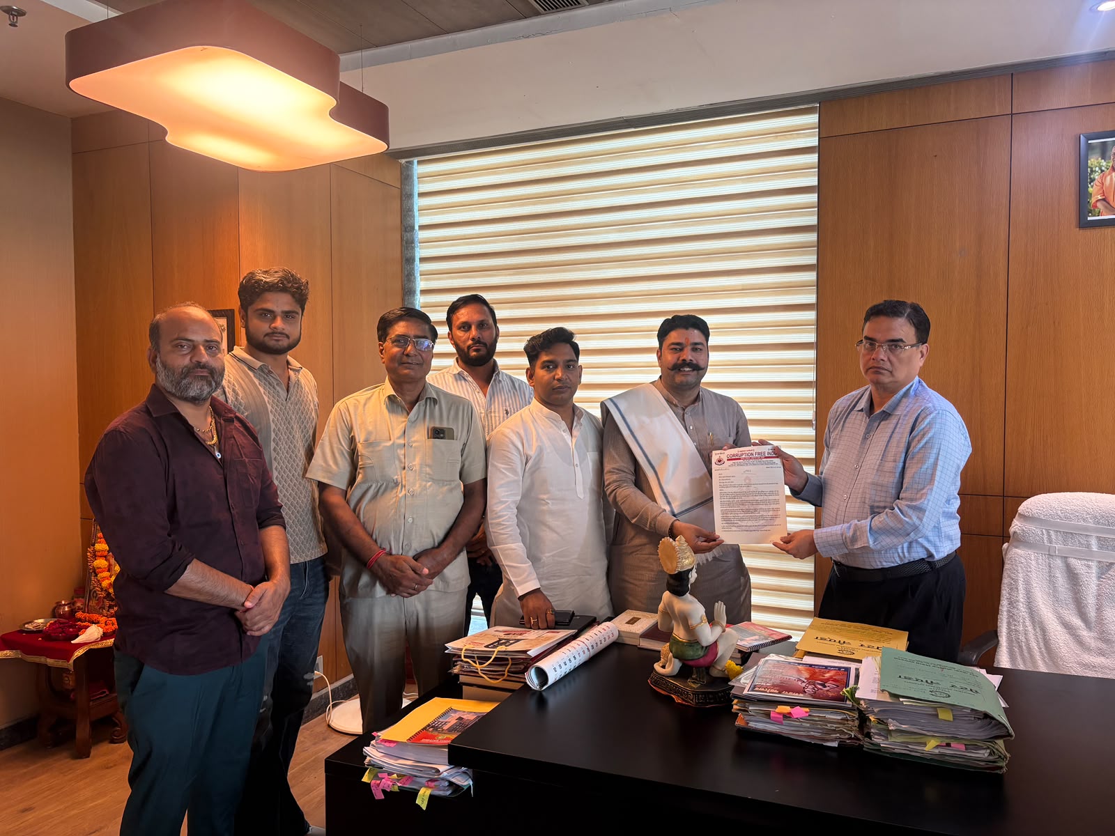 किसानों को दवाई व पढ़ाई का हक देने की मांग:करप्शन फ्री इंडिया संगठन ने प्राधिकरण पर किया प्रदर्शन