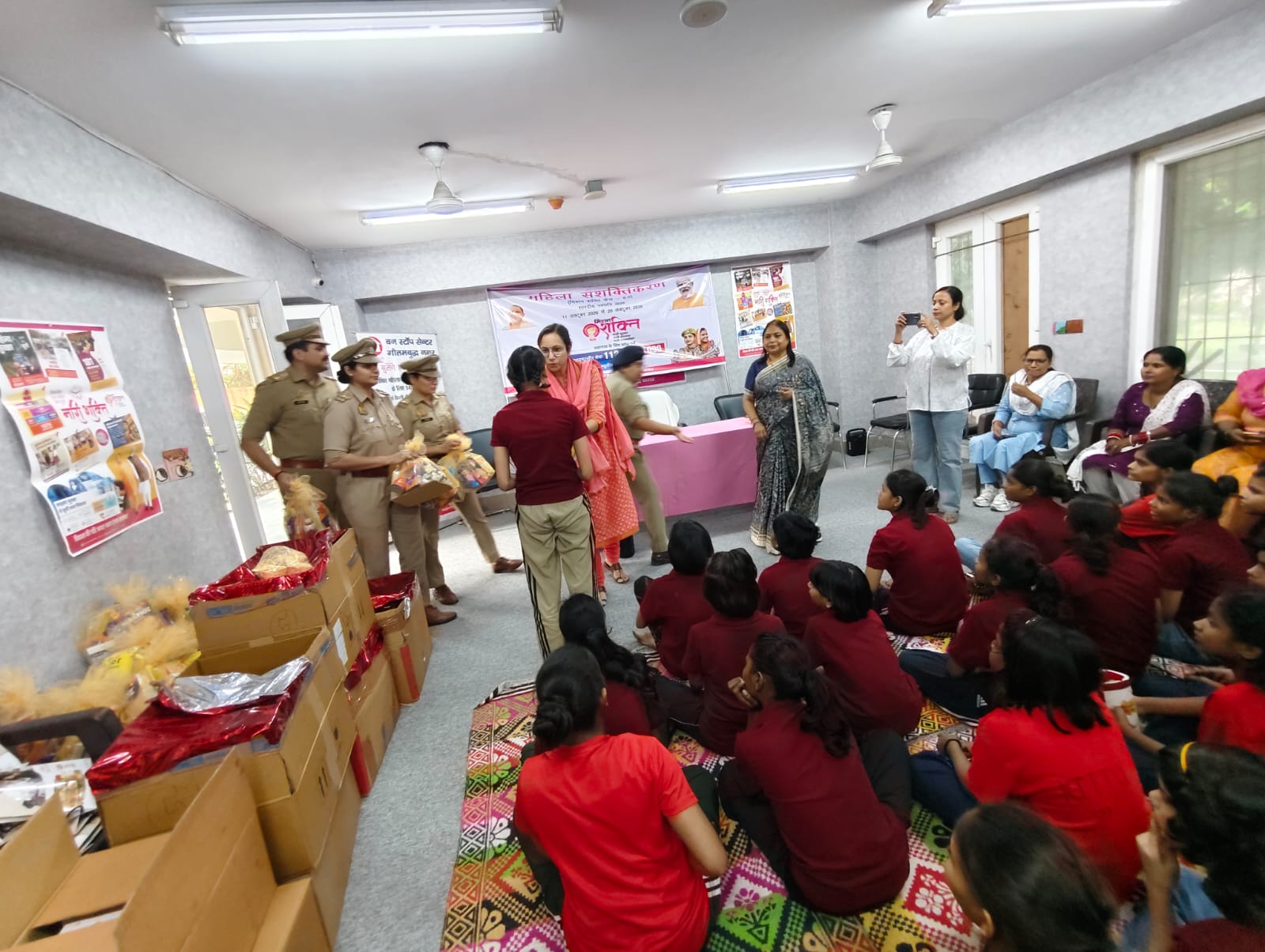 मिशन शक्ति अभियान: वन स्टॉप सेंटर में बालिकाओं को बांटे उपहार, अधिकारों के प्रति किया जागरूक
