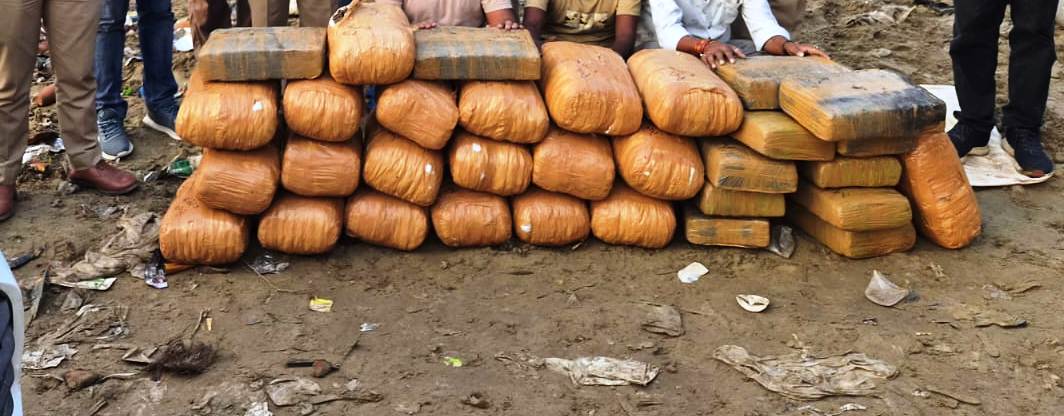 नशे पर वार : एक करोड़ का गांजा बरामद, अंतरराज्यीय तस्कर गिरोह के तीन गिरफ्तार, ट्रक में गुप्त कैविटी बनाकर भुवनेश्वर से लाते थे गांजा