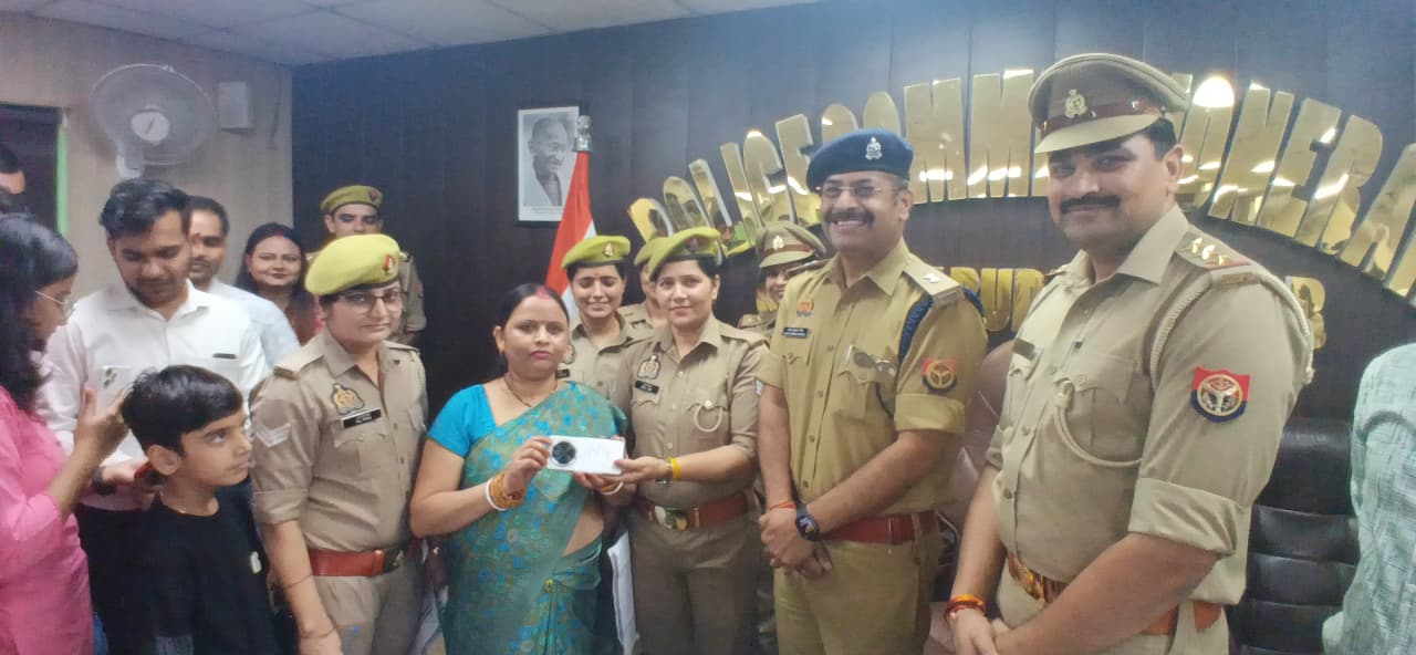 नोएडा पुलिस ने 108 लोगों को लौटाए खोए मोबाइल, नवरात्रि पर कई चेहरों पर लौटी मुस्कान